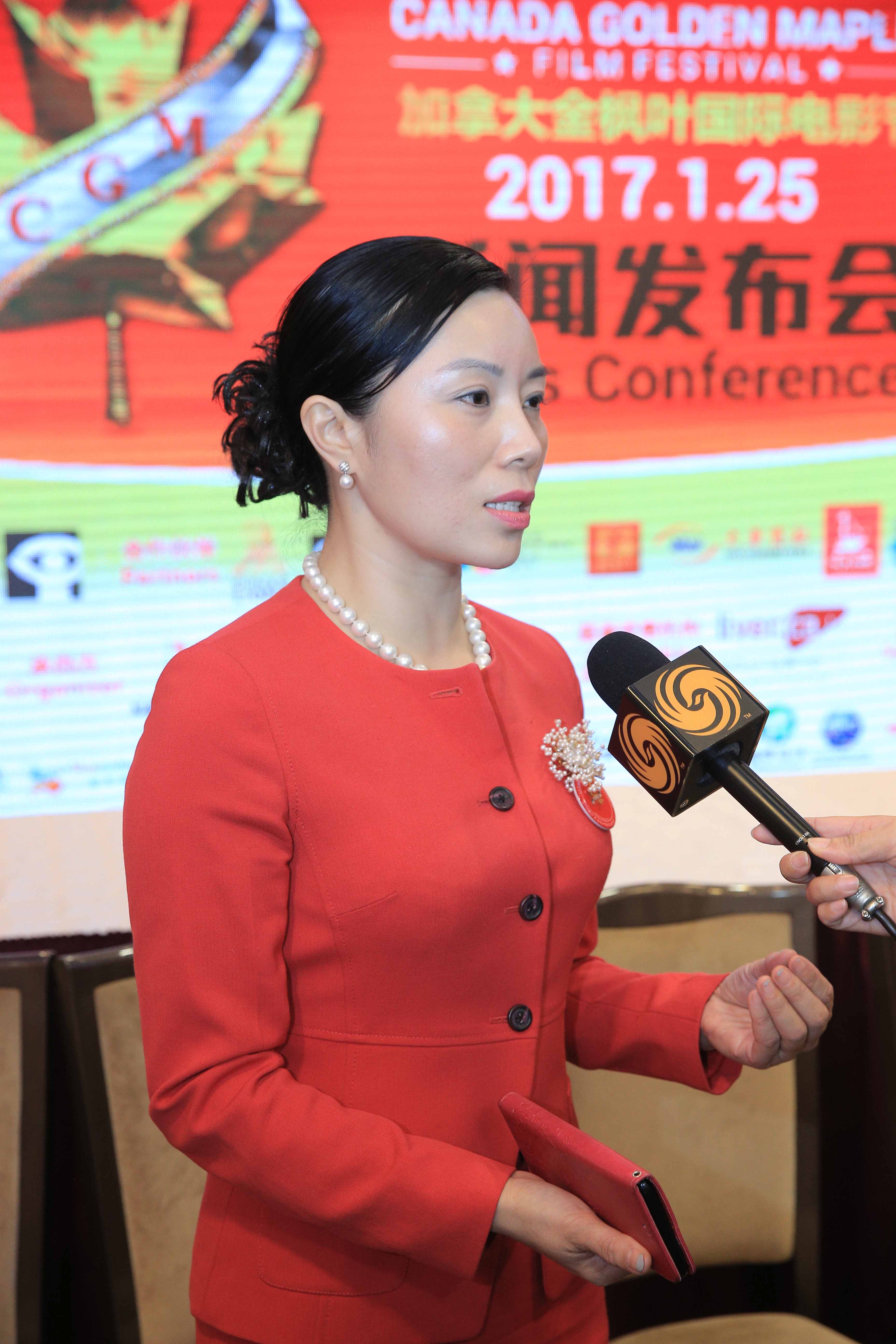 电影节组委会组席Hillary Wang接受凤凰卫视的采访